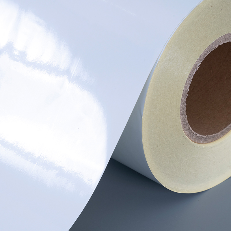 50 Mikrometer glänzendes, weißes, selbstklebendes Etikett aus Polyesterfolie mit ablösbarem, alkoholbeständigem und hochtemperaturbeständigem Kleber