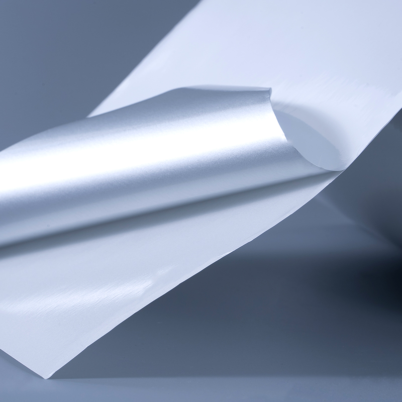 25 Mikrometer glänzendes, weißes, aluminisiertes Polyesterfolien-Selbstklebeetikett mit wasserbasiertem Acrylklebstoff für den Tintenstrahldruck