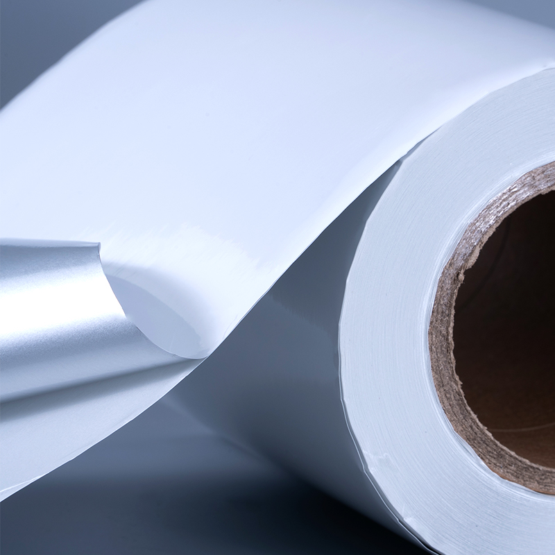 25 Mikrometer glänzendes, weißes, aluminisiertes Polyesterfolien-Selbstklebeetikett mit wasserbasiertem Acrylklebstoff für den Tintenstrahldruck