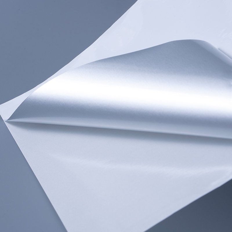 25 Mikrometer glänzendes, weißes, aluminisiertes Polyesterfolien-Selbstklebeetikett mit wasserbasiertem Acrylklebstoff für den Tintenstrahldruck