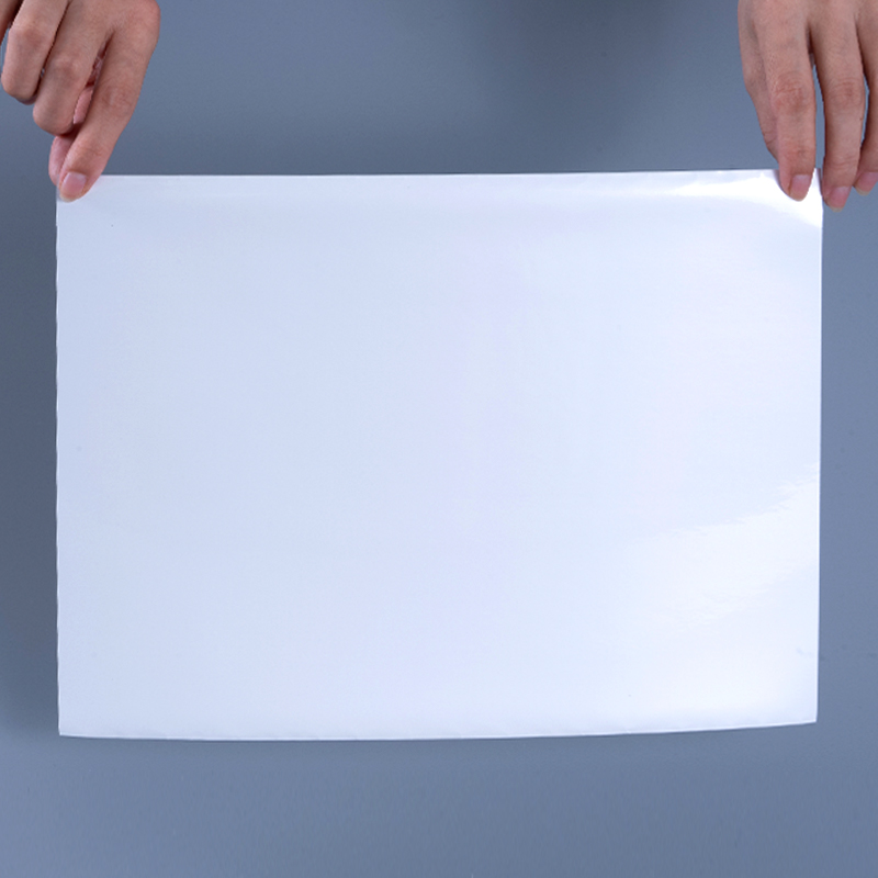 25 Mikrometer glänzendes, weißes, aluminisiertes Polyesterfolien-Selbstklebeetikett mit wasserbasiertem Acrylklebstoff für den Tintenstrahldruck