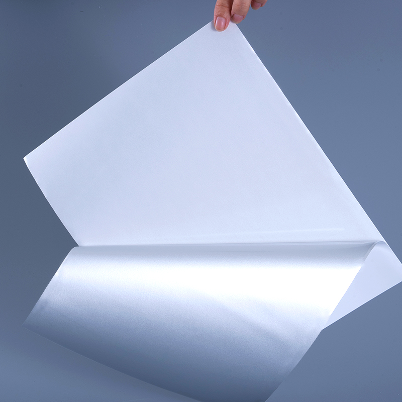 25 Mikrometer glänzendes, weißes, aluminisiertes Polyesterfolien-Selbstklebeetikett mit wasserbasiertem Acrylklebstoff für den Tintenstrahldruck